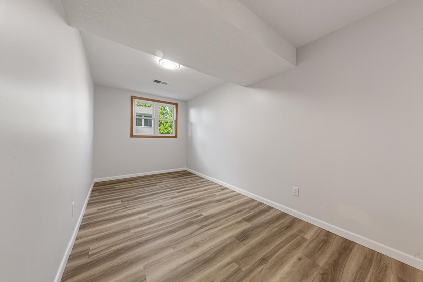 Looking for a move in ready home? This updated split level is - photo 24