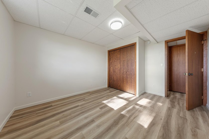Looking for a move in ready home? This updated split level is - photo 26