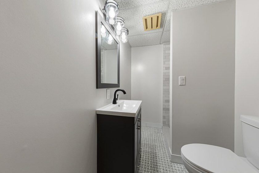 Looking for a move in ready home? This updated split level is - photo 27