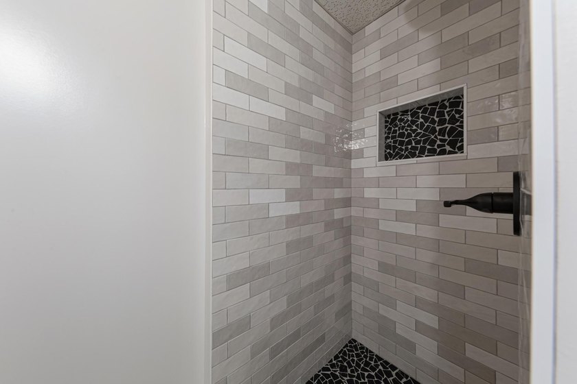 Looking for a move in ready home? This updated split level is - photo 28
