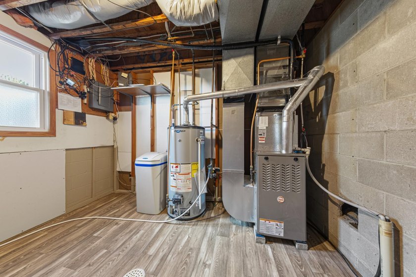 Looking for a move in ready home? This updated split level is - photo 30
