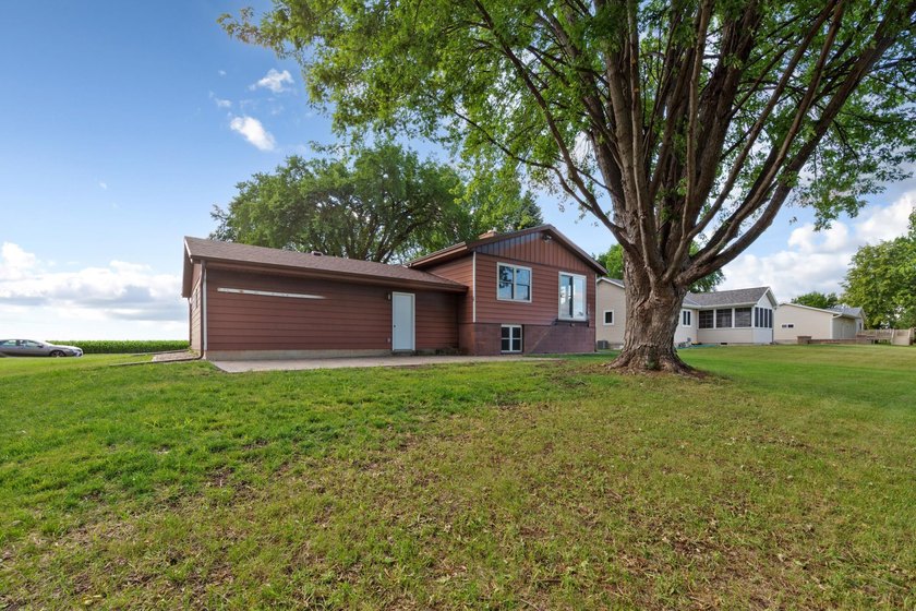 Looking for a move in ready home? This updated split level is - photo 33