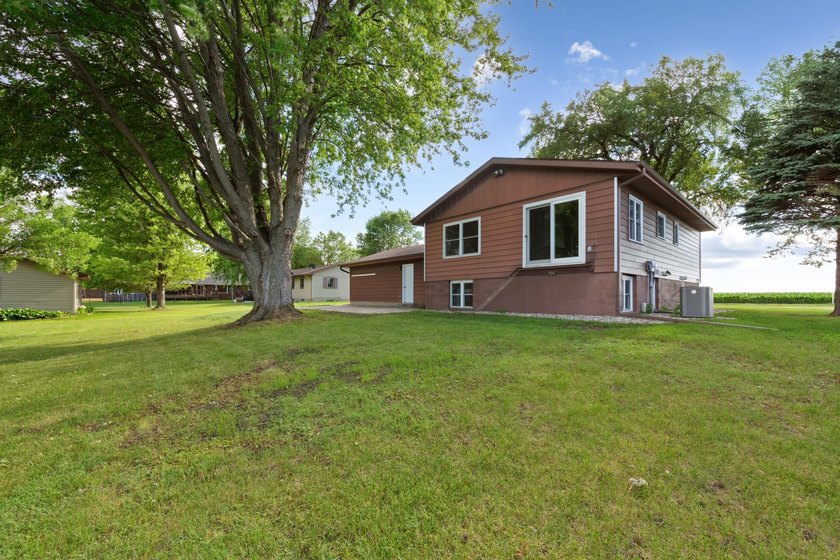 Looking for a move in ready home? This updated split level is - photo 34
