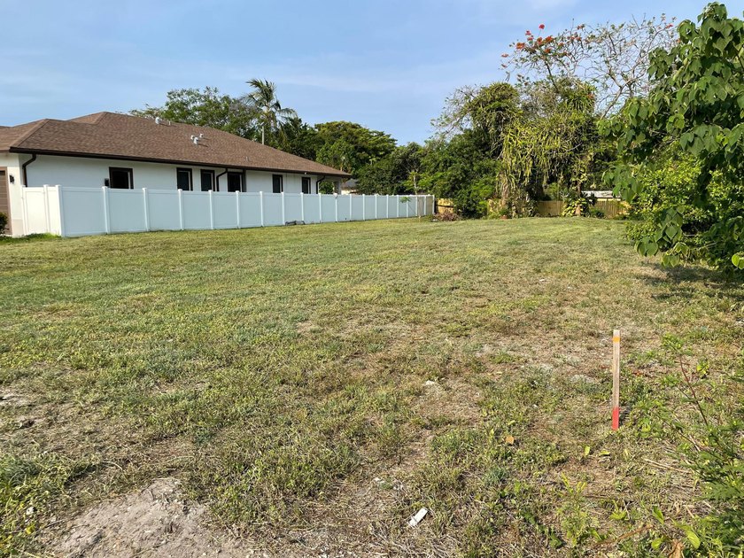 LARGE CITY LOT IN A GREAT LOCATION, NEW HOUSE NEXT TO THE LOT - photo 4