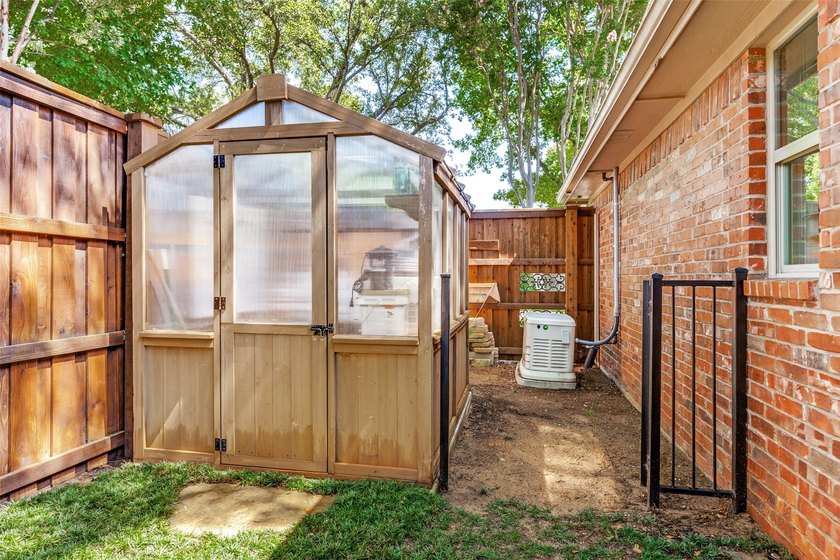 Beautifully remodeled one-story home on a treed lot with 4 - photo 31