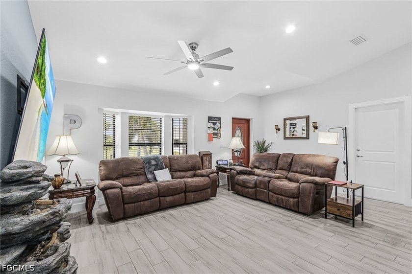 Impeccably maintained 3-bedroom, 2-bath home with a 2-car garage - photo 6