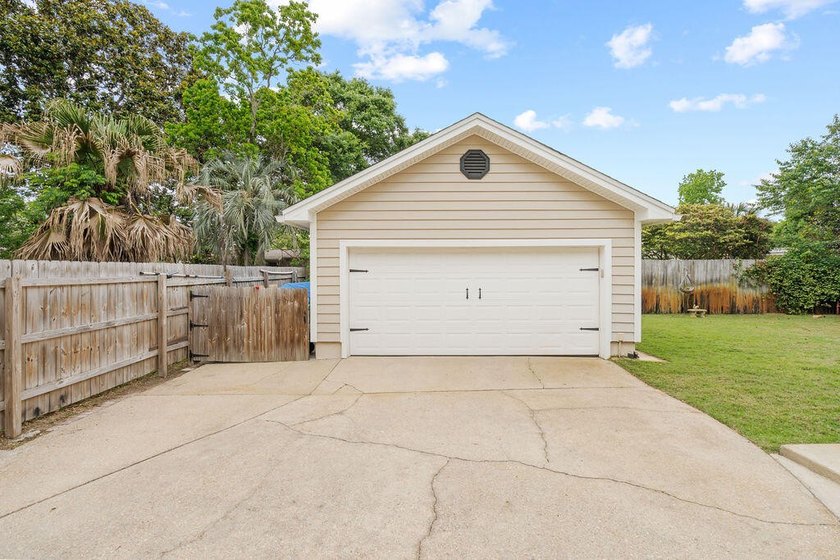 Remarks: Meticulously maintained home with original owners! This - photo 25