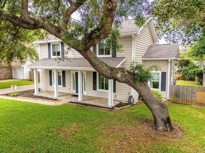 Remarks: Meticulously maintained home with original owners! This - photo 42