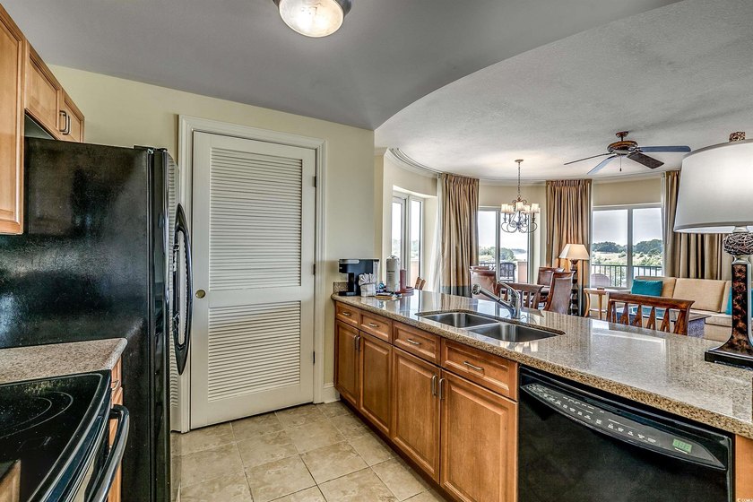 Rare opportunity to own this luxury 2BR/2BA villa in Building 5 - photo 2