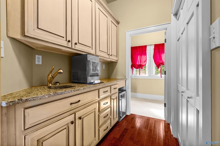 Welcome to exceptional waterfront living! This beautiful home - photo 14