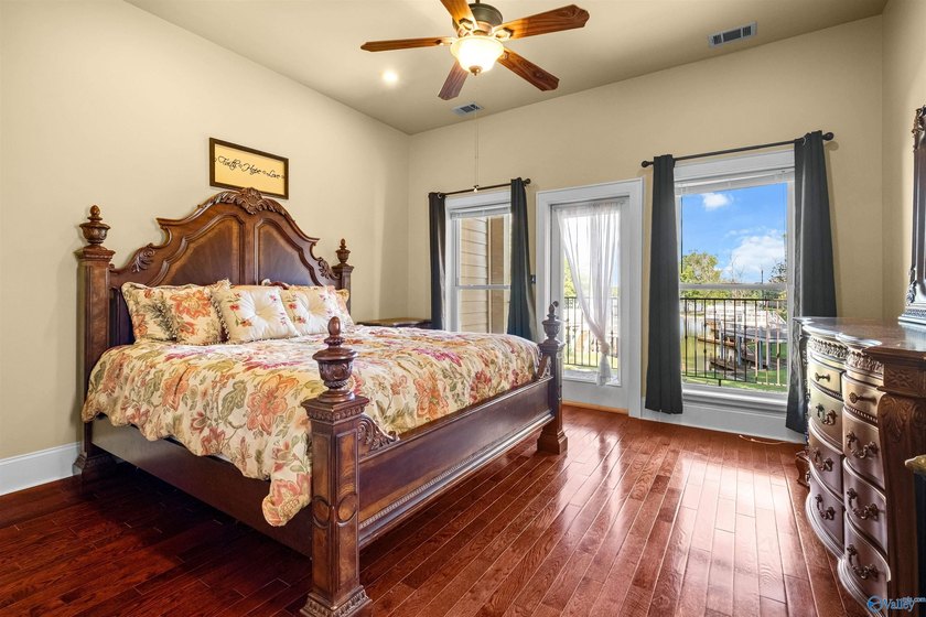 Welcome to exceptional waterfront living! This beautiful home - photo 18