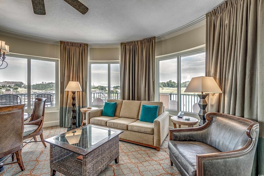 Rare opportunity to own this luxury 2BR/2BA villa in Building 5 - photo 9