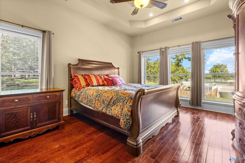 Welcome to exceptional waterfront living! This beautiful home - photo 20