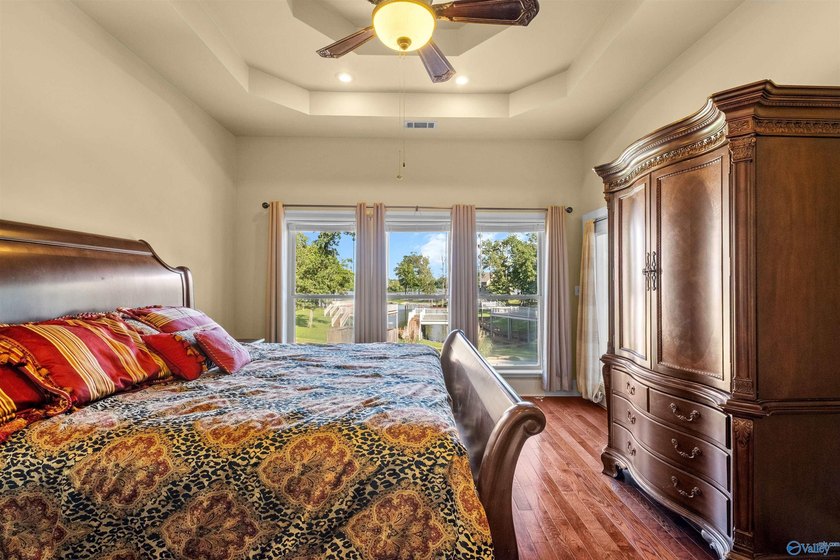 Welcome to exceptional waterfront living! This beautiful home - photo 21