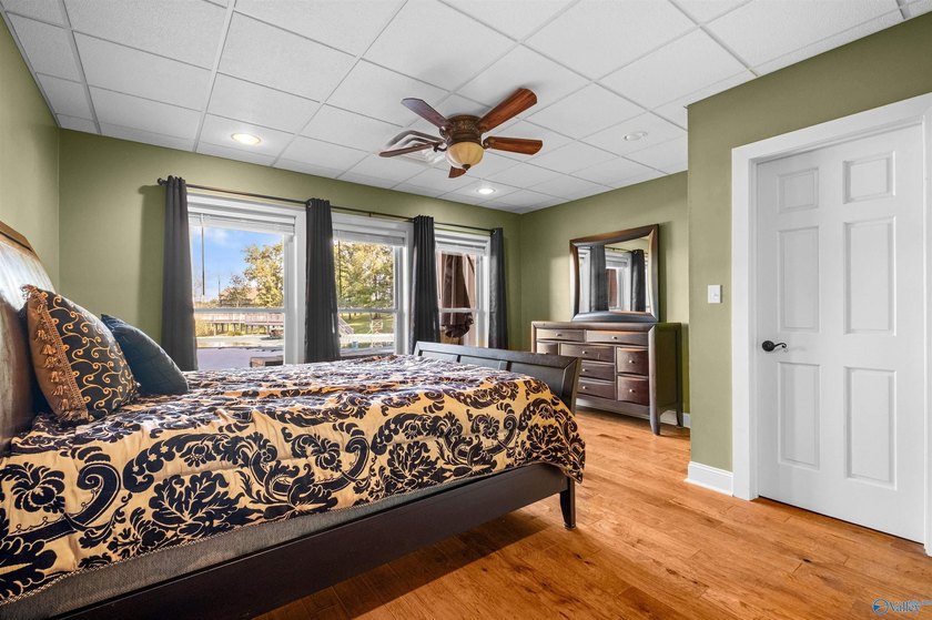 Welcome to exceptional waterfront living! This beautiful home - photo 33