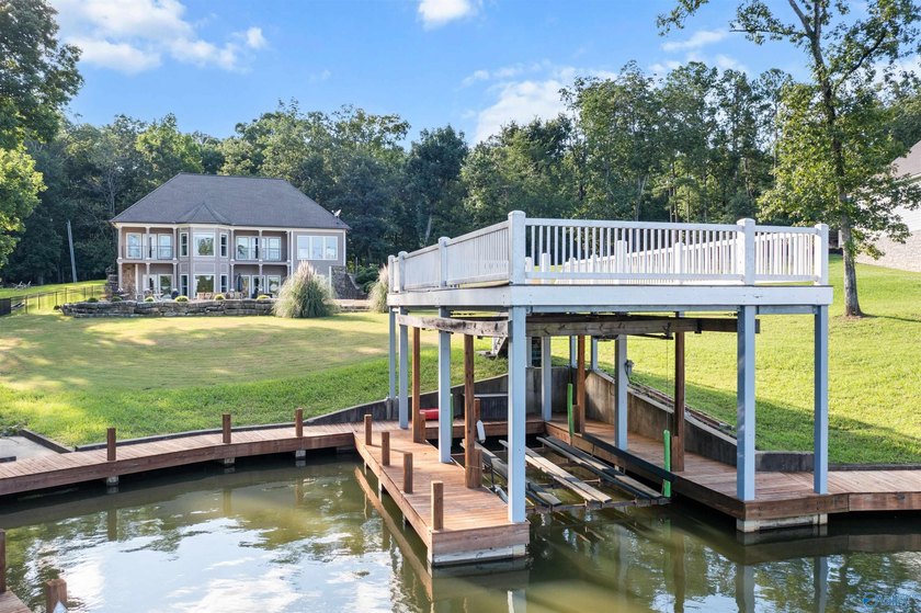 Welcome to exceptional waterfront living! This beautiful home - photo 49