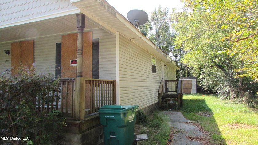 3bdrm 1.5 bath, No outside a/c condenser Outside storage shed - photo 3