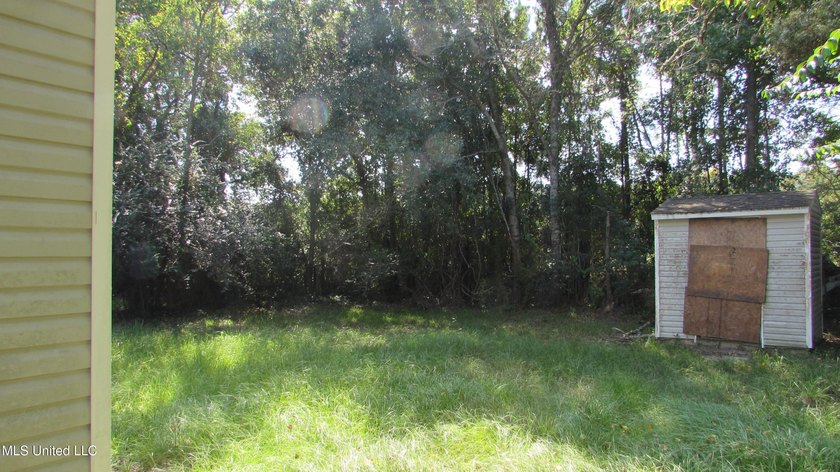 3bdrm 1.5 bath, No outside a/c condenser Outside storage shed - photo 4