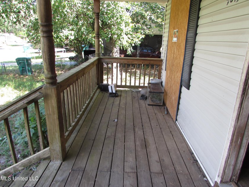 3bdrm 1.5 bath, No outside a/c condenser Outside storage shed - photo 8