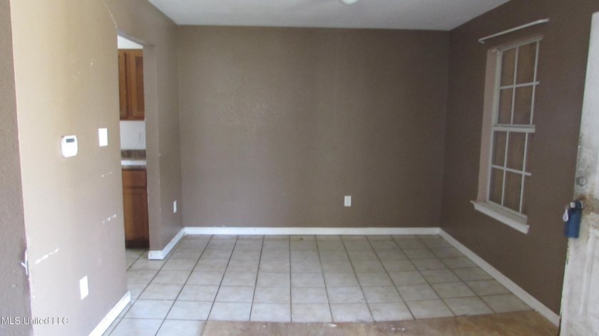 3bdrm 1.5 bath, No outside a/c condenser Outside storage shed - photo 10