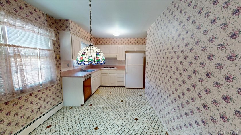 Welcome to this spacious detached single-family home located on - photo 2