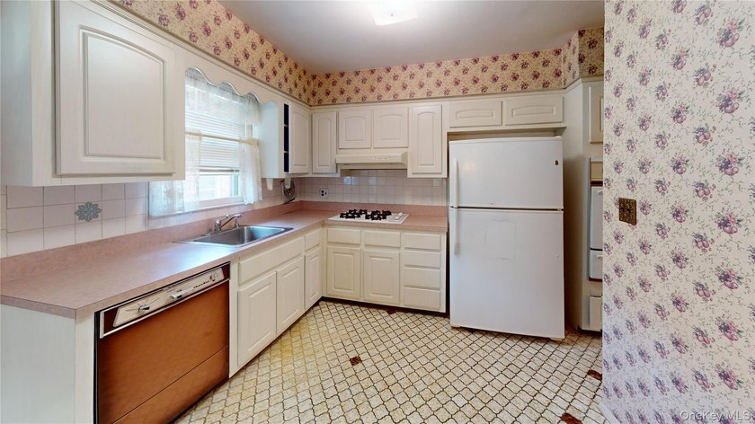 Welcome to this spacious detached single-family home located on - photo 3