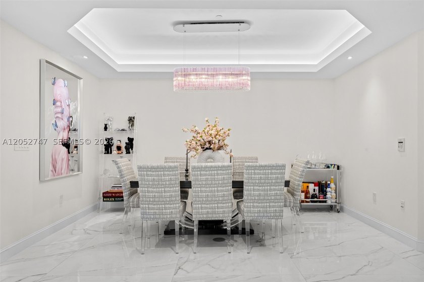 A beautifully renovated residence at the prestigious Turnberry - photo 11