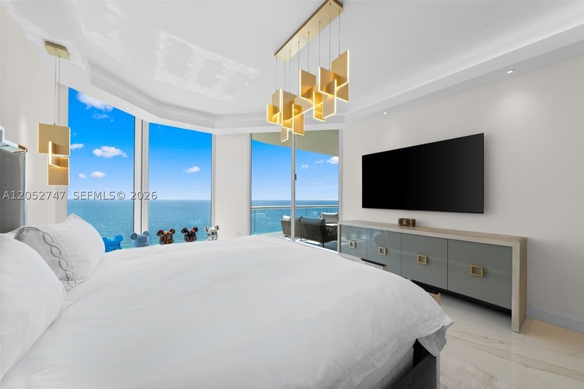 A beautifully renovated residence at the prestigious Turnberry - photo 13