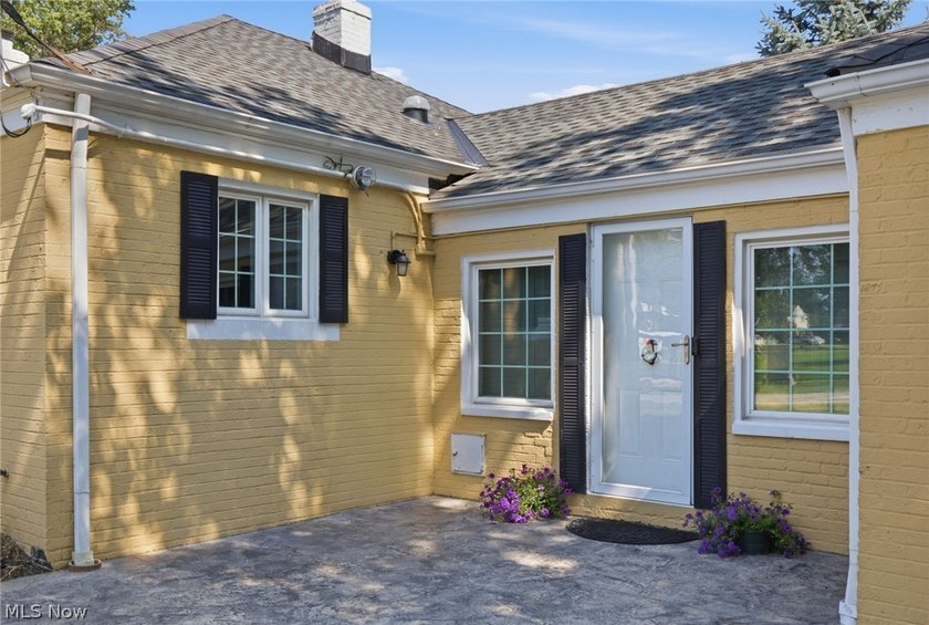 A wonderful Bay Village lifestyle awaits in this move-in ready - photo 4