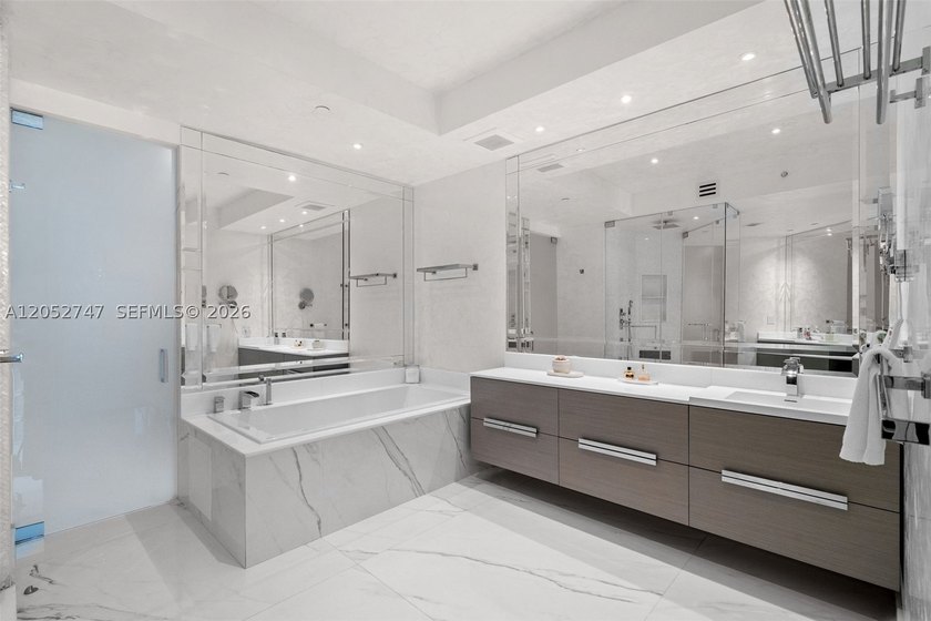 A beautifully renovated residence at the prestigious Turnberry - photo 16