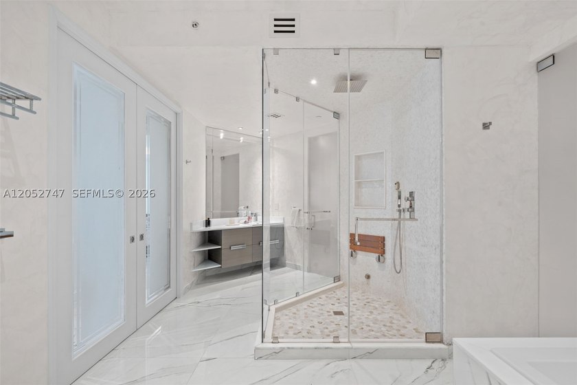 A beautifully renovated residence at the prestigious Turnberry - photo 17