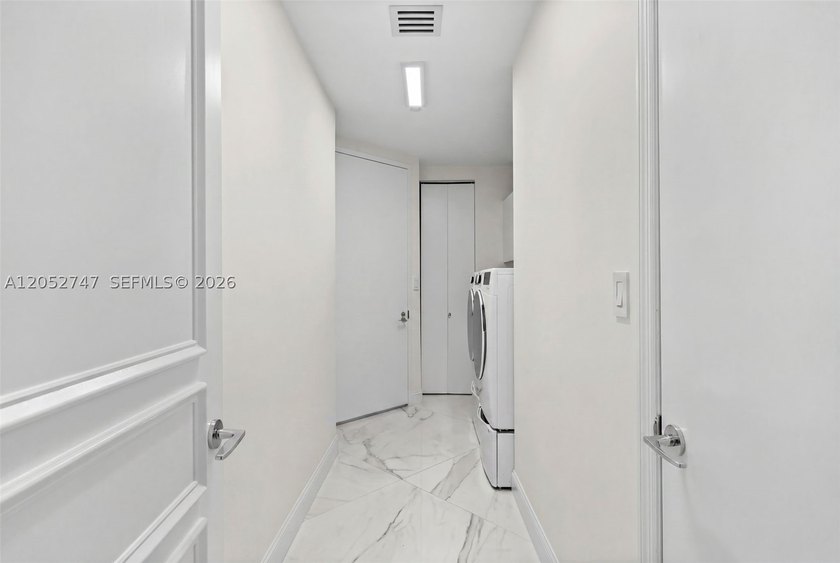 A beautifully renovated residence at the prestigious Turnberry - photo 21