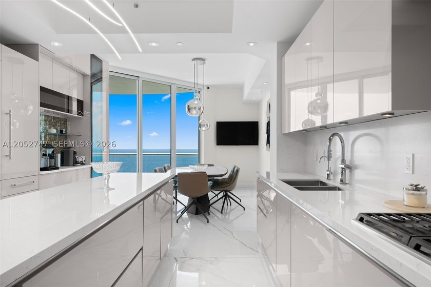 A beautifully renovated residence at the prestigious Turnberry - photo 22