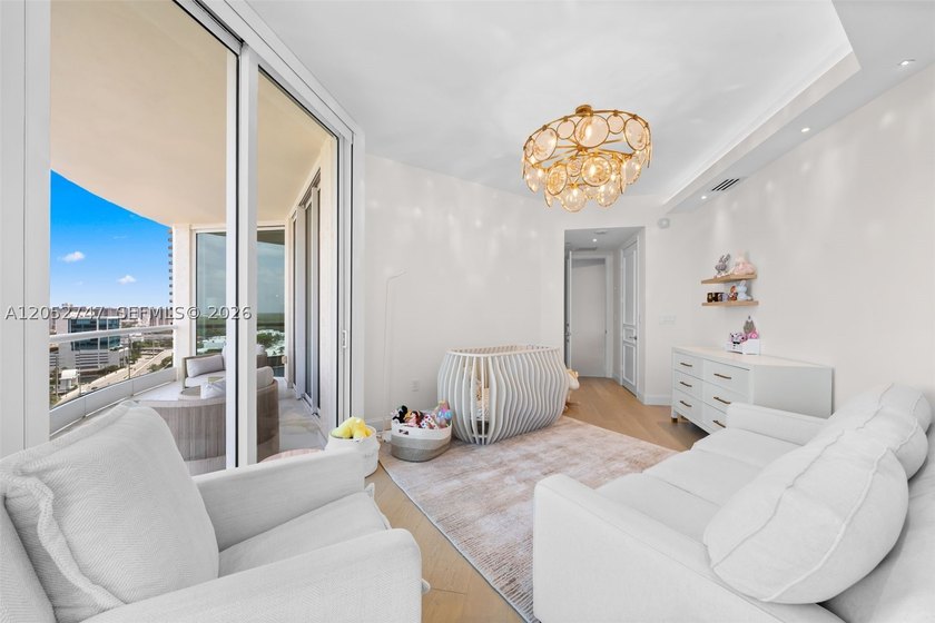 A beautifully renovated residence at the prestigious Turnberry - photo 26