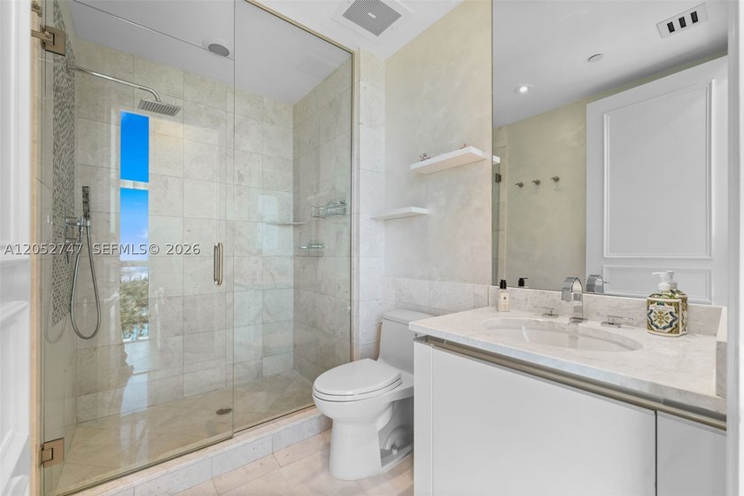 A beautifully renovated residence at the prestigious Turnberry - photo 27