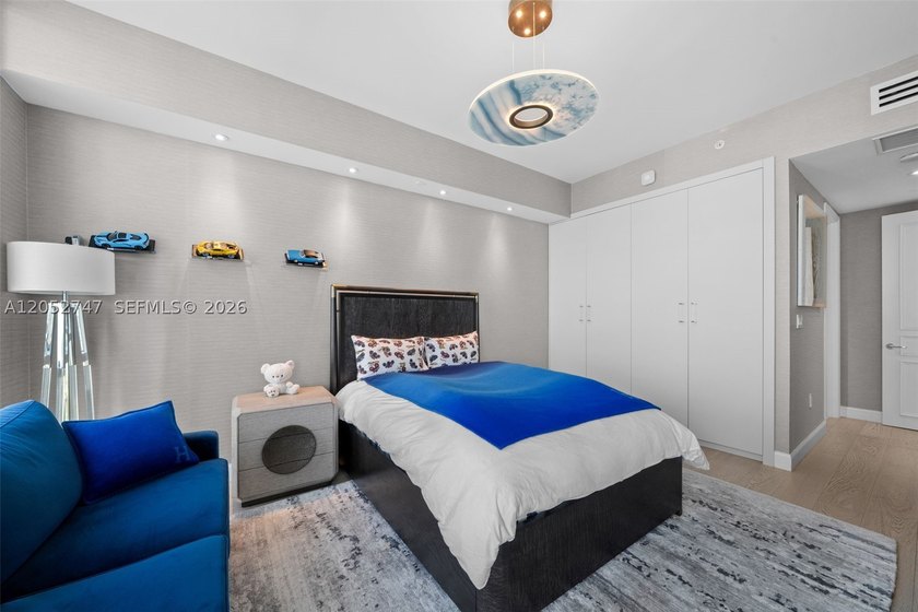 A beautifully renovated residence at the prestigious Turnberry - photo 28