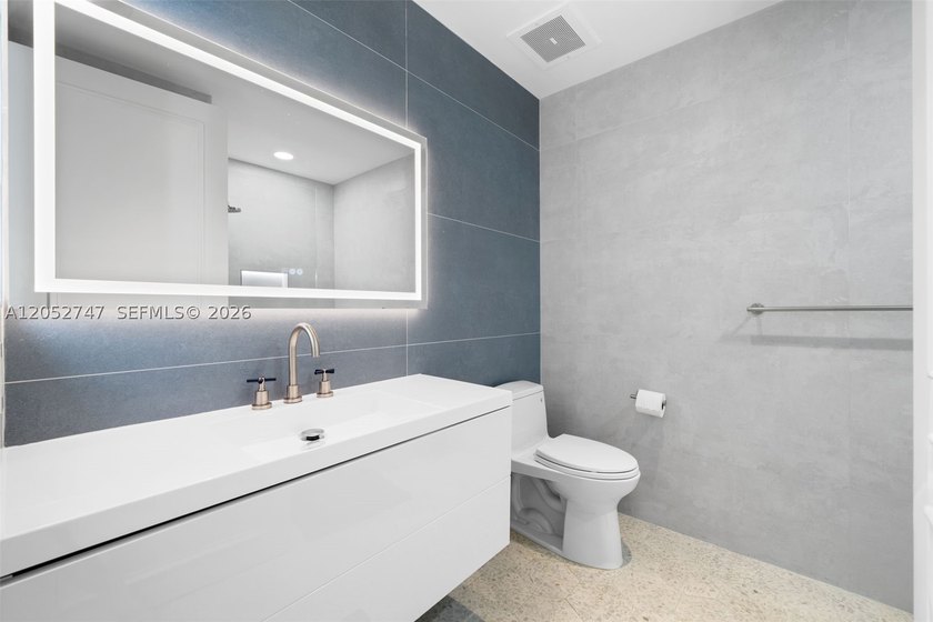 A beautifully renovated residence at the prestigious Turnberry - photo 30