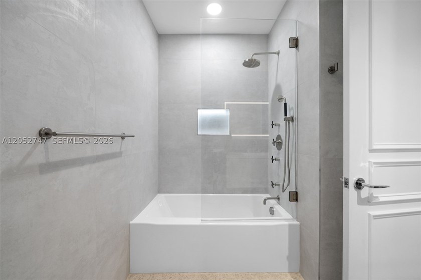A beautifully renovated residence at the prestigious Turnberry - photo 31