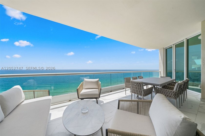 A beautifully renovated residence at the prestigious Turnberry - photo 33