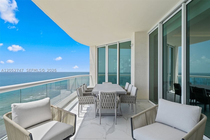 A beautifully renovated residence at the prestigious Turnberry - photo 34