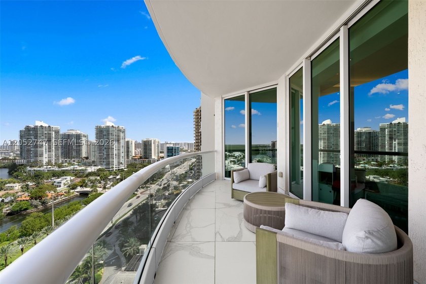 A beautifully renovated residence at the prestigious Turnberry - photo 39