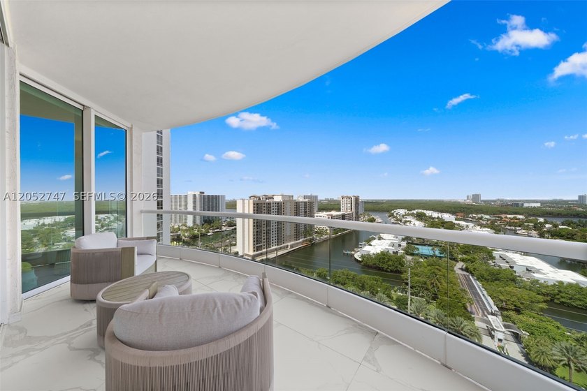 A beautifully renovated residence at the prestigious Turnberry - photo 42