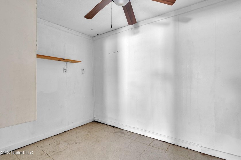 A versatile commercial property nestled in a high-traffic area - photo 11