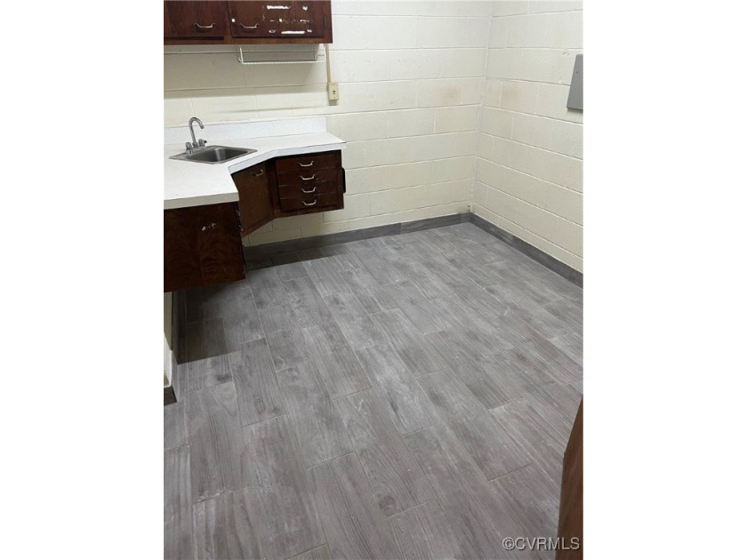 OWNER FINANCING !Commercial/industrial building with lots of - photo 15