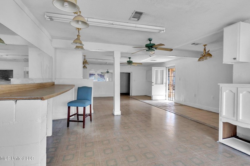 A versatile commercial property nestled in a high-traffic area - photo 15