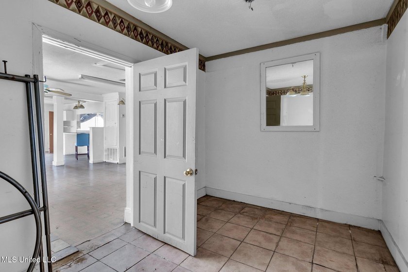A versatile commercial property nestled in a high-traffic area - photo 19