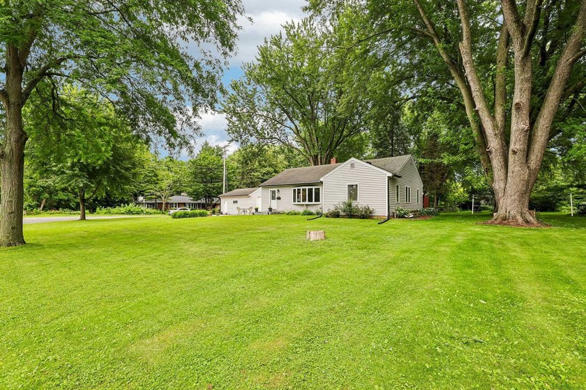 Enjoy a private feel on a spacious lot with this wonderful - photo 4