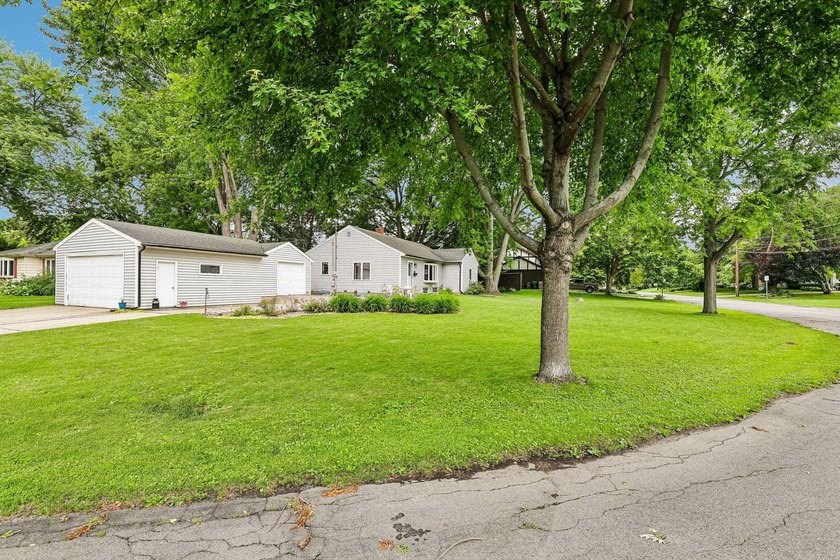 Enjoy a private feel on a spacious lot with this wonderful - photo 6
