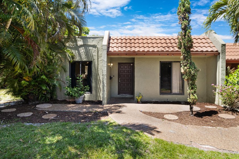 Welcome to Vizcaya Gardens Villas, a hidden gem in the heart of - photo 2
