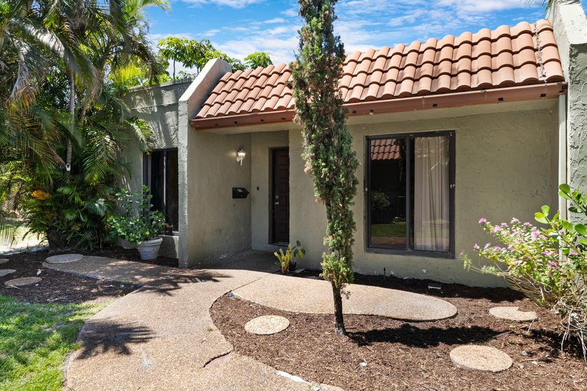 Welcome to Vizcaya Gardens Villas, a hidden gem in the heart of - photo 3